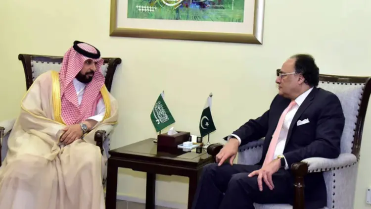 PakistanTVcom's tweet photo. Pakistan’s Finance Minister Muhammad Aurangzeb met Saudi Ambassador Dr Rajeh Tami Albugamy on Thursday to discuss bilateral economic cooperation, trade and investment opportunities, the Finance Ministry said. https://t.co/vVACRFEzj7