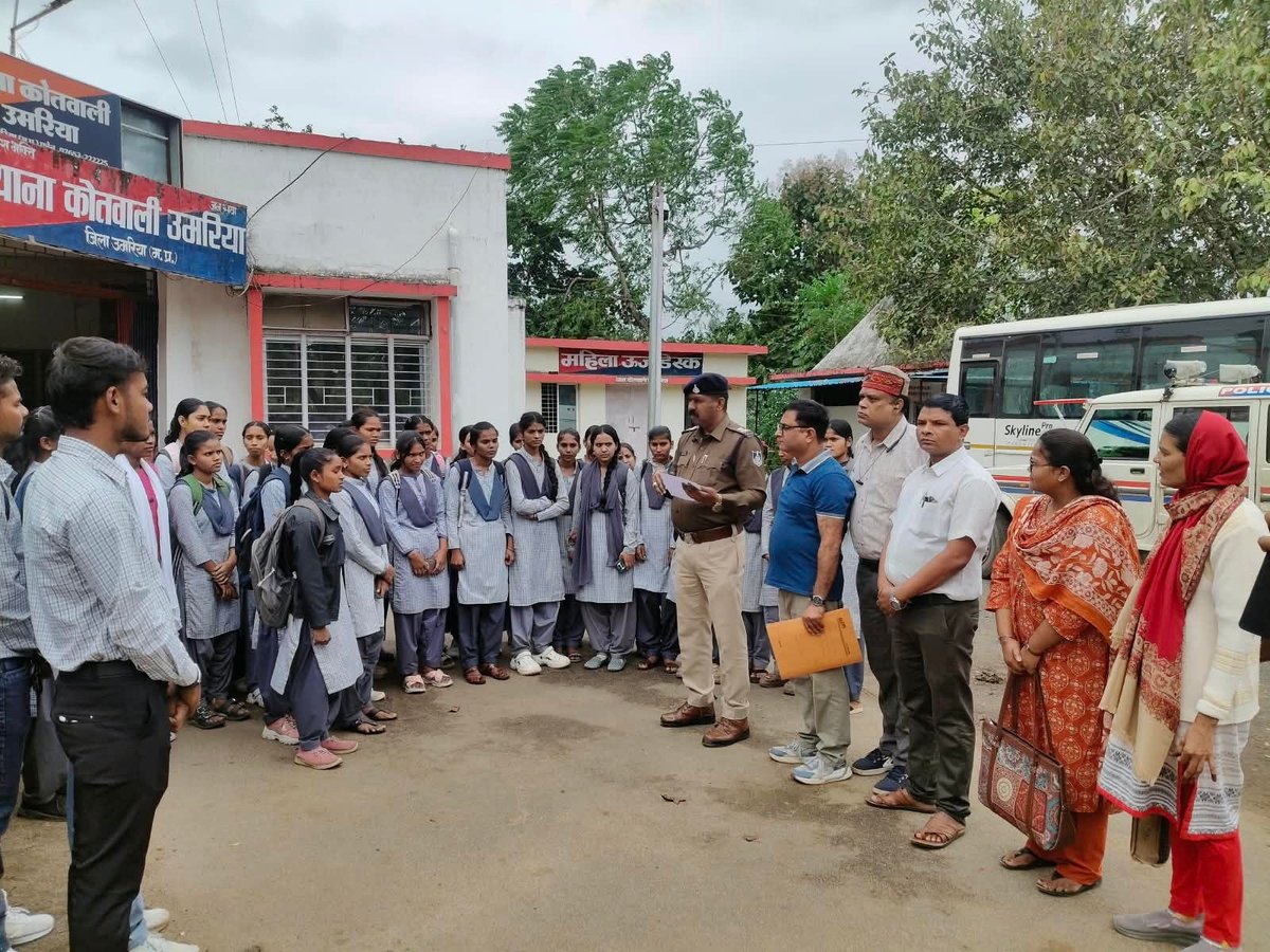 PRO_JSUmaria's tweet photo. ▶️महाविद्यालय उमरिया के छात्र-छात्राओं ने किया कोतवाली थाना का भ्रमण

@CMMadhyaPradesh
@JansamparkMP
@highereduminmp
#umaria
#उमरिया https://t.co/aATU2ahvdA