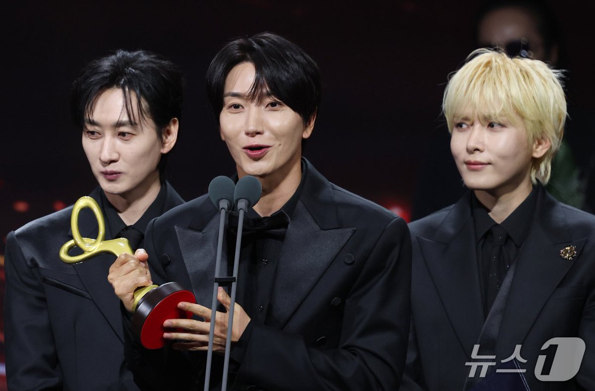 sj_goeunshin7's tweet photo. #SuperJunior da su discurso de agradecimiento al recibir la Mención Presidencial en la 17ª edición de los Premios de Cultura Popular y Artes de Corea,el reconocimiento gubernamental más prestigioso entregado por el Ministerio de Cultura, Deportes y Turismo

Orgullosa de ellos🥹👏🏻 https://t.co/lDt8Re1Vgp