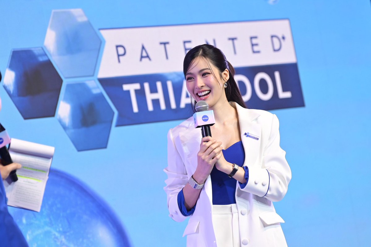 INFINITYENTTH's tweet photo. นีเวีย พลิกโฉมการดูแลผิว! ส่งต่อ “THIAMIDOL®”  นวัตกรรมสารไบรท์เทนนิ่งเอกสิทธิ์เฉพาะ สู่ผลิตภัณฑ์ดูแลผิวกายเป็นครั้งแรก  ถ่ายทอดความเชี่ยวชาญด้านวิทยาศาสตร์ผิวพรรณและนวัตกรรมที่ผ่านการวิจัยและพัฒนากว่า 10 ปี ผ่าน NIVEA Extra Bright Body Serum ใหม่ 6 สูตร ตอบโจทย์ปัญหาผิวกายที่แตกต่างกันอย่างตรงจุด พร้อมเปิดตัว “หลิงหลิง คอง” นั่งแท่น Friend of NIVEA คนใหม่ของ NIVEA Body Care

NIVEA THIAMIDOL WITH LINGLING 

#NIVEASuperGlowXLingling
#หลิงหลิงคอง #LinglingKwong 

นีเวีย แบรนด์ผลิตภัณฑ์ดูแลผิวระดับโลก ภายใต้บริษัท ไบเออร์สด๊อรฟ (ประเทศไทย) จำกัด เดินหน้าอีกก้าวสำคัญด้านนวัตกรรมการดูแลผิว ด้วยการต่อยอดTHIAMIDOL® สารไบรท์เทนนิ่งเอกสิทธิ์เฉพาะของไบเออร์สด๊อรฟ จากความเชี่ยวชาญด้านการดูแลผิวหน้า สู่ผลิตภัณฑ์ดูแลผิวกายเป็นครั้งแรก ภายใต้แนวคิด “From Face to Body” สะท้อนการนำองค์ความรู้ด้านวิทยาศาสตร์ผิวพรรณและเทคโนโลยีการดูแลผิวมาพัฒนาเพื่อตอบโจทย์การดูแลผิวกายที่เฉพาะเจาะจงมากยิ่งขึ้น
 
หัวใจสำคัญของการต่อยอดนวัตกรรมครั้งนี้ คือ THIAMIDOL® สารไบรท์เทนนิ่งที่เกิดจากการศึกษาสารมากกว่า 50,000 โมเลกุล และใช้เวลาในการวิจัยและพัฒนากว่า 10 ปี มีคุณสมบัติในการยับยั้งการทำงานของเอนไซม์ Tyrosinase ซึ่งเกี่ยวข้องกับกระบวนการสร้างเม็ดสีเมลานินในผิว จึงช่วยลดเลือนจุดด่างดำและปัญหาสีผิวไม่สม่ำเสมอ โดยนีเวียชูประสิทธิภาของ THIAMIDOL® ที่เหนือกว่ากลูต้า 55 เท่า
 
จากนวัตกรรมที่ใช้ในการดูแลผิวหน้า วันนี้นีเวียได้นำ THIAMIDOL® มาสู่การดูแลผิวกาย ผ่าน NIVEA Extra Bright Body Serum ใหม่ 6 สูตร โดยผสาน THIAMIDOL® เข้ากับส่วนผสมที่คัดสรรมาเพื่อดูแลความต้องการของผิวที่แตกต่างกัน ตั้งแต่จุดด่างดำ ผิวหมองคล้ำ สีผิวไม่สม่ำเสมอ ไปจนถึงสัญญาณแห่งวัยและผิวไม่เรียบเนียน ซึ่งการต่อยอดครั้งนี้ยังสอดรับกับพฤติกรรมของผู้บริโภคยุคใหม่ที่ให้ความสำคัญกับการดูแลผิวกายอย่างจริงจังและพิถีพิถันมากขึ้น ไม่ต่างจากการดูแลผิวหน้า นีเวียจึงนำความเชี่ยวชาญด้านวิทยาศาสตร์ผิวพรรณมาพัฒนาโซลูชันสำหรับผิวกายอย่างตรงจุดมากยิ่งขึ้น

วราพร ลิขิตจรรยากุล กรรมการผู้จัดการ บริษัท ไบเออร์สด๊อรฟ (ประเทศไทย) จำกัดกล่าวว่า “การนำ THIAMIDOL® จากความเชี่ยวชาญด้านการดูแลผิวหน้ามาสู่การดูแลผิวกายในครั้งนี้ ถือเป็นอีกก้าวสำคัญของนีเวียในการต่อยอดนวัตกรรมและองค์ความรู้ด้านวิทยาศาสตร์ผิวพรรณ เราเห็นว่าผู้บริโภควันนี้ไม่ได้ให้ความสำคัญเฉพาะกับการดูแลผิวหน้า แต่ต้องการการดูแลผิวกายที่มีประสิทธิภาพและตอบโจทย์ปัญหาผิวอย่างเฉพาะเจาะจงมากขึ้น เราจึงนำ THIAMIDOL® ซึ่งเป็นนวัตกรรมสารไบรท์เทนนิ่งที่ผ่านการวิจัยและพัฒนามาอย่างยาวนาน มาผสานกับส่วนผสมที่คัดสรรมาเพื่อตอบโจทย์ปัญหาผิวแต่ละประเภท ในผลิตภัณฑ์ NIVEA Extra Bright Body Serum ทั้ง 6 สูตร เพื่อให้ผู้บริโภคสามารถเลือกการดูแลผิวที่เหมาะกับตนเองได้อย่างตรงจุด และช่วยยกระดับประสบการณ์การดูแลผิวกายให้มีประสิทธิภาพมากยิ่งขึ้น”

อีกหนึ่งไฮไลต์ของงานคือการเปิดตัว “หลิงหลิง – ศิริลักษณ์ คอง”  ผู้ได้รับการโหวตว่าเป็นผู้หญิงที่สวยที่สุดในโลก 2026 จากการจัดอันดับของ Netizens Choice Magazine เมื่อเดือนสิงหาคมที่ผ่านมา ในฐานะ Friend of NIVEA คนใหม่ของ NIVEA Body Care ร่วมถ่ายทอดแนวคิดการดูแลผิวกายให้ดูกระจ่างใสอย่างมั่นใจ และสร้างแรงบันดาลใจให้ผู้บริโภคยุคใหม่หันมาให้ความสำคัญกับการเลือกผลิตภัณฑ์ดูแลผิวกายที่ตอบโจทย์ความต้องการของผิวตนเอง
 
ภายในงาน หลิงหลิงได้ร่วมพูดคุยถึงการดูแลผิว พร้อมร่วมกิจกรรมพิเศษกับผู้ร่วมงาน ท่ามกลางบรรยากาศคึกคัก เติมเต็มการเปิดตัวนวัตกรรม THIAMIDOL® สู่การดูแลผิวกาย ให้เข้าถึงผู้บริโภคผ่านทั้งเรื่องราวของวิทยาศาสตร์ ความงาม และความมั่นใจ

พร้อมกันนี้ นีเวียยังเดินหน้าสื่อสารเรื่องราวของ THIAMIDOL® และแนวคิด From Face to Body ผ่านแคมเปญแบบครบวงจร ทั้งสื่อดิจิทัล แพลตฟอร์มออนไลน์ โทรทัศน์ และสื่อนอกบ้านมากกว่า 4,600 จอ เพื่อสร้างการรับรู้ในวงกว้างทั่วประเทศ
 
การนำ THIAMIDOL® จากความเชี่ยวชาญด้านการดูแลผิวหน้ามาสู่การดูแลผิวกายในครั้งนี้ จึงไม่ใช่เพียงการเปิดตัวผลิตภัณฑ์บอดี้เซรั่มใหม่ แต่ยังเป็นอีกก้าวสำคัญในการยกระดับการดูแลผิวกาย ด้วยการนำความเชี่ยวชาญด้านวิทยาศาสตร์ผิวพรรณมาผสานกับความเข้าใจความต้องการของผู้บริโภค เพื่อให้ทุกคนสามารถเลือกการดูแลผิวที่เหมาะสมกับตนเองและเผยผิวกระจ่างใสได้อย่างมั่นใจ