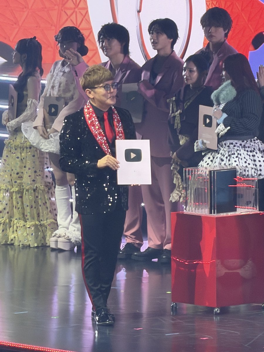 hika_maaaaa's tweet photo. #YTFF 

ギラッギラのYouTubeカラーのスーツ✨
ヒカキンさんかっこいい😍
YouTubeの王としての貫禄がすごい👏 https://t.co/Dis3pASuO1