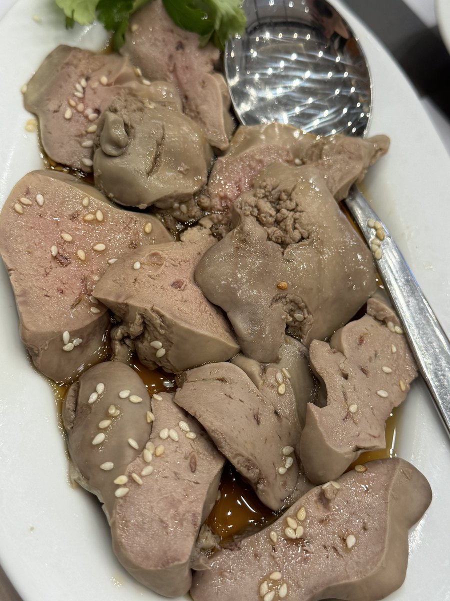 papunjaeat's tweet photo. นั่งกินบุญตงกี่รอรับแฟนอยู่ กำลังแฮปปี้กับตับไก่น้ำมันงาที่นุ่มละลายในปาก อร่อยจนแสงแทบออกปาก

จู่ๆ ก็มีลูกค้าโต๊ะหนึ่งลุกขึ้นบอกพนักงานว่ามีธุระด่วน  “เดี๋ยวกลับมากินนะ กลับมาแน่ ๆ” ทั้งที่เพิ่งสั่งอาหารไปได้ไม่นาน ครัวก็น่าจะเริ่มทำอาหารแล้วด้วย

ตอนนั้นเราเลยแอบดูว่าพนักงานจะรับมือกับสถานการณ์นี้ยังไง เพราะลูกค้าก็ดูรีบจริงๆ ส่วนพนักงานก็ดูลังเลไม่รู้จะทำยังไงเหมือนกัน สุดท้ายลูกค้าก็เดินออกจากร้านไปเลย พอลูกค้าไปแล้ว พนักงานก็เริ่มเก็บจาน เก็บแก้ว เคลียร์โต๊ะ เราเลยอดสงสัยไม่ได้ว่าถ้าอาหารทำไปแล้วจะจัดการยังไง ก็เลยลองถามพนักงานตอนเก็บเงินดูว่า “ อ้าว แล้วแบบนี้ทำยังไงต่อค่ะ ”

พนักงานได้แต่ยิ้มๆ ไม่ได้ตอบอะไร เห็นแล้วก็แอบสงสารเหมือนกัน ความที่เคยทำร้านอาหารมาก่อน เลยอดคิดไม่ได้ว่าถ้าเป็นร้านเราเจอสถานการณ์แบบนี้จะจัดการยังไงดีนะ 

จริงๆ ถ้าอาหารยังไม่เริ่มทำก็ยกเลิกออร์เดอร์ได้เลย แต่ถ้าครัวเริ่มทำไปแล้ว อย่างน้อยก็น่าจะมีการพูดคุยกับลูกค้าก่อน เช่น จะสะดวกชำระเงินไว้ก่อนแล้วกลับมารับอาหารไหม หรือจะให้แพ็กกลับไปเลยก็ได้ แต่ถ้าเป็นเหตุฉุกเฉินจริงๆ ร้านจะเลือกยกเว้นค่าอาหารให้ก็เป็นเรื่องของน้ำใจและดุลยพินิจของร้านเหมือนกัน

ที่น่าคิดต่ออีกเรื่อง คือพนักงานหน้าร้านอาจไม่มีอำนาจตัดสินใจเรื่องพวกนี้ พอเจอสถานการณ์เฉพาะหน้าที่ลูกค้าบอกว่าต้องรีบไป จะรั้งไว้ก็ลำบาก จะเรียกเก็บเงินก็เกรงใจ สุดท้ายเลยทำได้แค่ปล่อยไป เราไม่รู้หรอกว่าลูกค้ามีเรื่องด่วนแค่ไหน จะกลับมาจริงไหม หรืออาหารเริ่มทำไปแล้วหรือยัง เลยไม่อยากตัดสินใครจากเหตุการณ์สั้นๆ ที่เห็น

ในมุมคนเคยทำร้านอาหาร เราว่าสถานการณ์แบบนี้น่าสนใจมาก เพราะมันมีทั้งเรื่องต้นทุน การบริการลูกค้า และขอบเขตการตัดสินใจของพนักงานเข้ามาเกี่ยวข้อง แล้วถ้าสมมุติเป็นร้านของทุกคน เจอลูกค้าสั่งอาหารไปแล้ว แต่จู่ๆ มีธุระด่วนต้องออกจากร้านก่อน โดยไม่ได้จ่ายเงิน จะมีวิธีรับมือกันยังไงบ้าง? อยากอ่าน