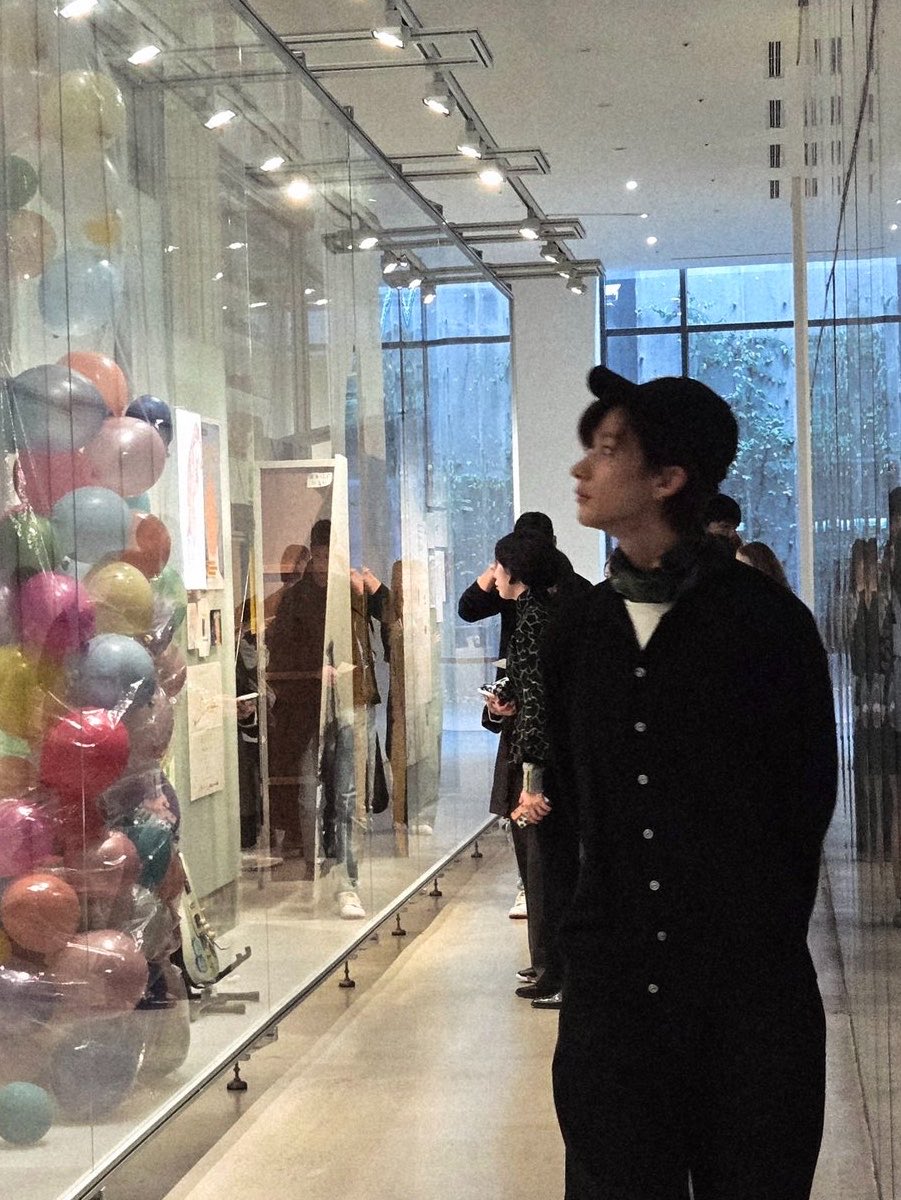 asbaguette's tweet photo. แอนตัน born to be ศิลปินของแท้ ผู้ชายที่เข้าหอศิลป์ไปชมนิทรรศการ ไอดอลที่เสพงานศิลปะทุกแขนง ชอบจัง y—y https://t.co/4je517VSIw