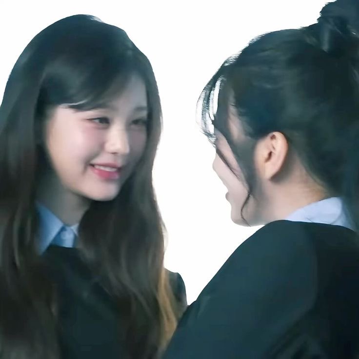 anyujinss2's tweet photo. Find someone who look at you like the way wonyoung look at yujin 🥹 https://t.co/nKSeCQquOq