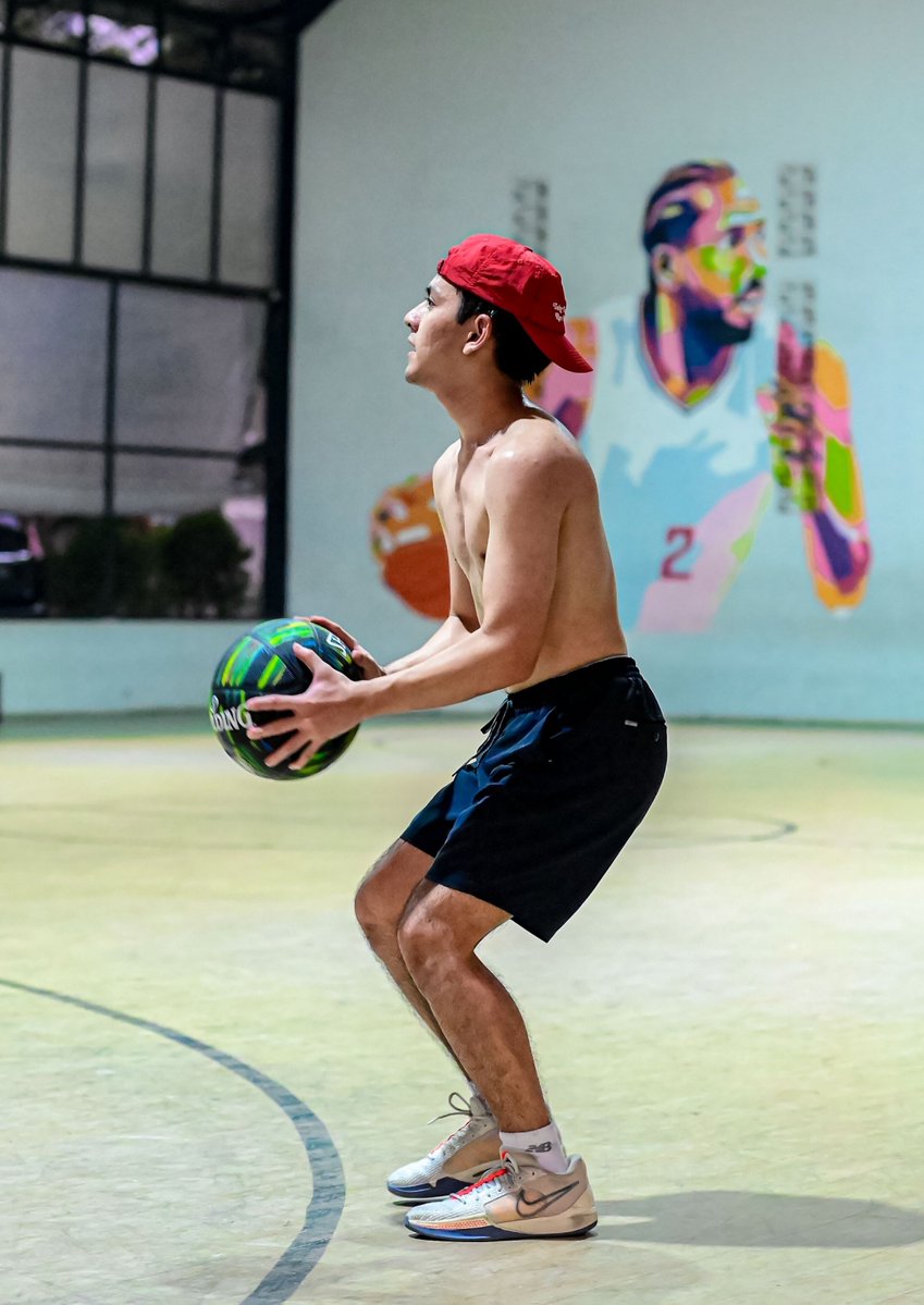 mrvvip's tweet photo. Rey Bong shirtless on basketball court. #selebwatch https://t.co/H4wbSy3wfp