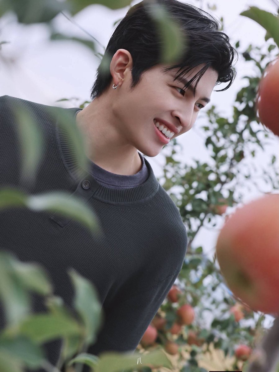 ina_narawins's tweet photo. this might be my favorite picture of Khun Pond Naravit 🥹🍎 that smile is everything. he looks so happy and adorable in Korea 🫶🏻❤️

POND AUTUMN IN SEOUL

#ITSSKINxPondKoreaTrip #ppnaravit https://t.co/FWiJMPo2YX