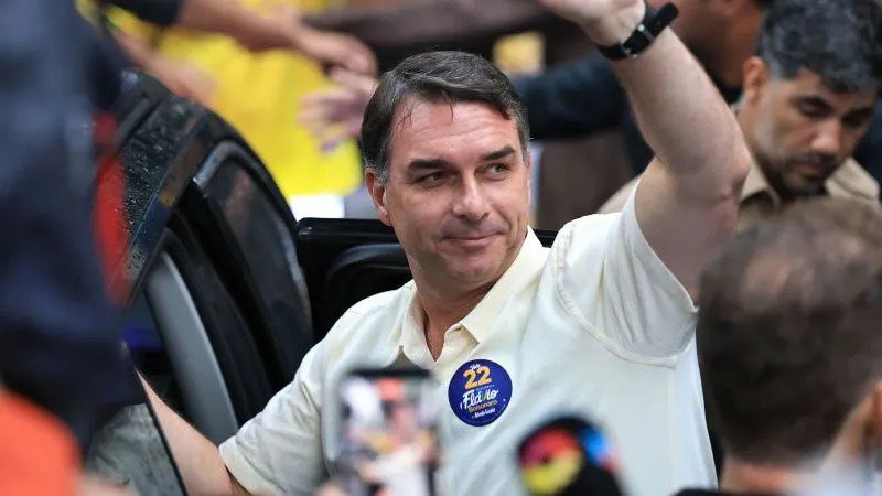 BARRONTRUMP_R's tweet photo. 🇧🇷 Brazilian federal police are searching a property linked to Flávio Bolsonaro after he LEFT the country.

Supreme Court Justice Alexandre de Moraes authorized the search as part of a supposed money-laundering investigation involving betting companies. https://t.co/Ayd5M2qIOC