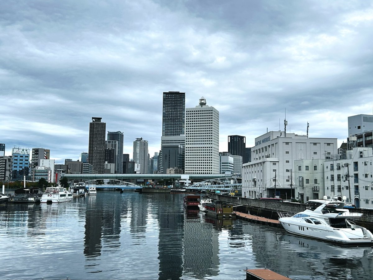 furukiyoki_may2's tweet photo. 幼い頃、父の会社の近くには白い巨大な壁のある道路がある…と思っていたのだけど、今思えばそれは住友倉庫だったわ😅
これも歴史ある昭和初期の建物だったのか…
当時の倉庫建築としては国内初の6階建て、堅牢で最先端の設備だったそう。
壁じゃなくて、すごい倉庫だったんだ。 https://t.co/MyCd9zcdk2