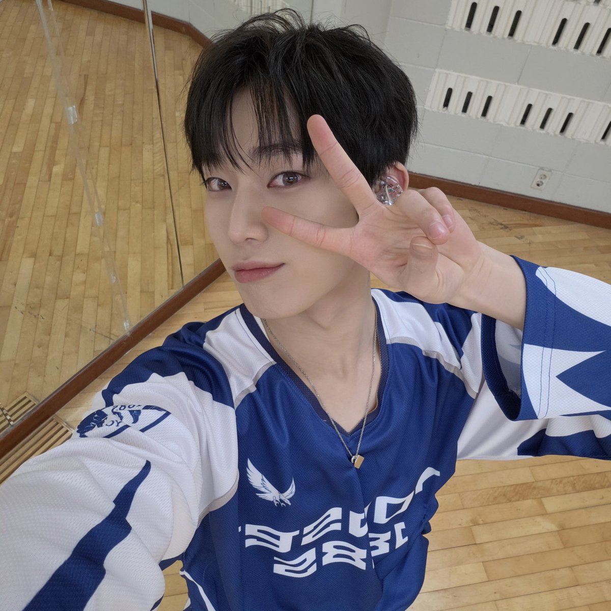 EN7ernally's tweet photo. #SUNOO 🌟💬

🦊 ah, today was a surprise appearance at the yonsei-korea university festival
🦊 i’m glad the response was better than i expected ㅜ
🦊 i couldn’t say anything because we were supposed to be a surprise 😭
🦊 also, i dyed my hair todayyy~~
🦊 sorry, korea university!!!
🦊 i went with black hair
🦊 ahem
🦊 sorry to all the university students!!!
🦊 i’ll push for more university festivals in the future..ㅎ
🦊 i’ll go pick out some selfies ㅎ
🦊 📸
🦊 does my hair suit me?
🦊 i got a haircut too
🦊 what a relief ㅎㅎ
🦊 i changed it to a blue heart, see? ㅎ
🦊 minwoo-nim must be crying for real
🦊 ㅋㅋㅋㅋㅋㅋㅋㅋㅋ
🦊 but during the stage earlier, at the extended stage, a male student shouted, “sunoo is cute!!!!” and it was so funny
🦊 thank you.. seriously 😭
🦊 i tried my best to take as many phones as possible while on the extended stage today
🦊 when i watched university festivals too, i was always a little envious of things like selfies and videos
🦊 wish fulfilled ☆☆
🦊 we can do lots more from now on~
🦊 i’m so moved that i’m finally attending my first university festival in my seventh year since debut
🦊 i’ll work even harder from now on!
🦊 and i was happy to see my friends born in 2003, too
🦊 but there were seriously so many people born in 2004
🦊 there were quite a few born in 2005, too
🦊 no, there were people born in 2002 as well ㅋㅋㅋㅋ
🦊 it was nice that there were friends around the same age as all our members
🦊 there must have been some people who didn’t know us, but i was happy they still cheered for us ㅎㅎ
🦊 anyway, i was happy~

😭🫳🏻🫳🏻