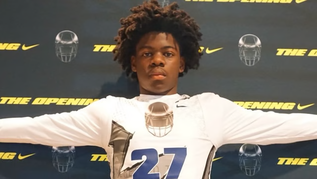 Corey Bender: Florida, Miami, Oregon and Alabama have all offered DB Kam Roberts this month.

The UF offer REALLY hits home though. 👀