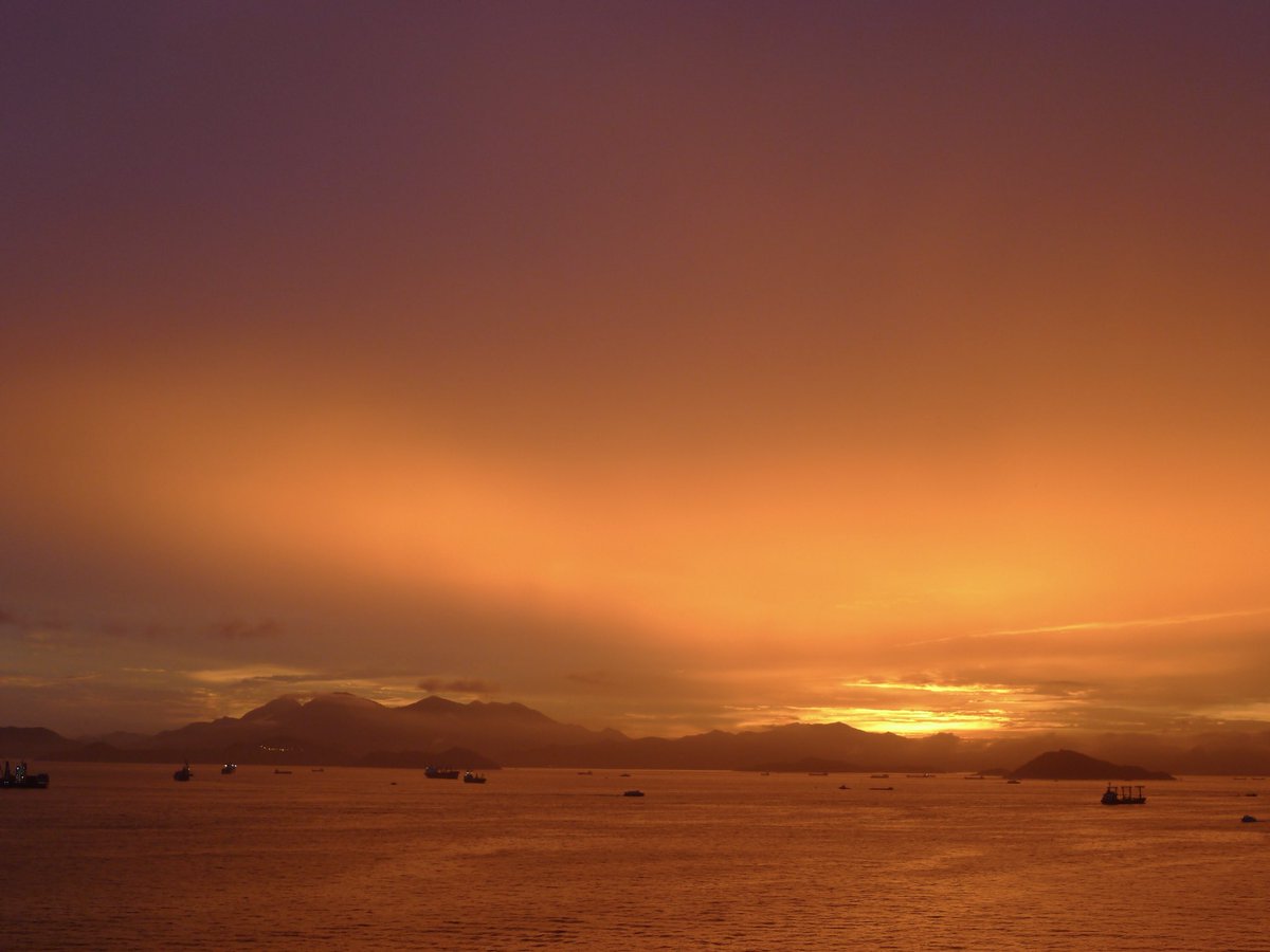 arabelladevine's tweet photo. views from my childhood bedroom between 7:06 and 7:28 pm on the 12th of may, 2012. hong kong https://t.co/6j7Yur9nhj