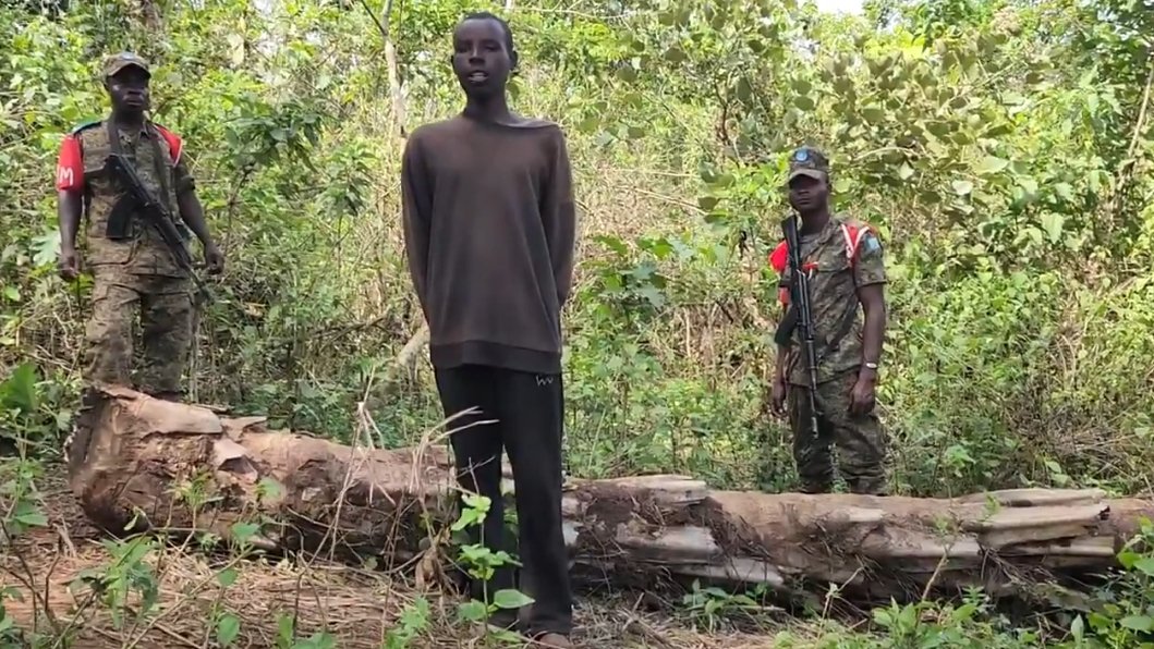 robertotshaheD's tweet photo. 🇨🇩🚨 Sud-Kivu : capturé avec 14 autres combattants par les FARDC, Daniel Mugisha, un commerçant rwandais, affirme avoir été arrêté à Bukavu, détenu durant une semaine puis envoyé de force à Minembwe pour une formation militaire au sein de la coalition FRN-M23-RDF.

Il salue le traitement reçu des FARDC et appelle les autres combattants à déposer les armes pour retrouver la vie civile.

#RDC #SudKivu #FARDC #M23 #RDF