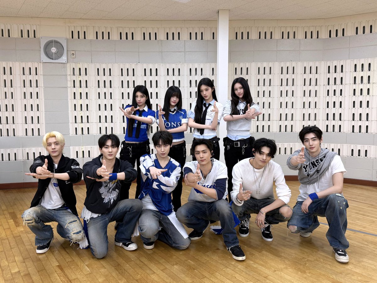 ILLIT_official's tweet photo. [#DAILY_IT]
연세대 체포완료~!🚨
엔하이픈 선배님들과 함께! 팀 빌리프랩 🦇⭐️

261029 @ YON:DER
#ILLIT #아일릿 https://t.co/7hoOkT69hC