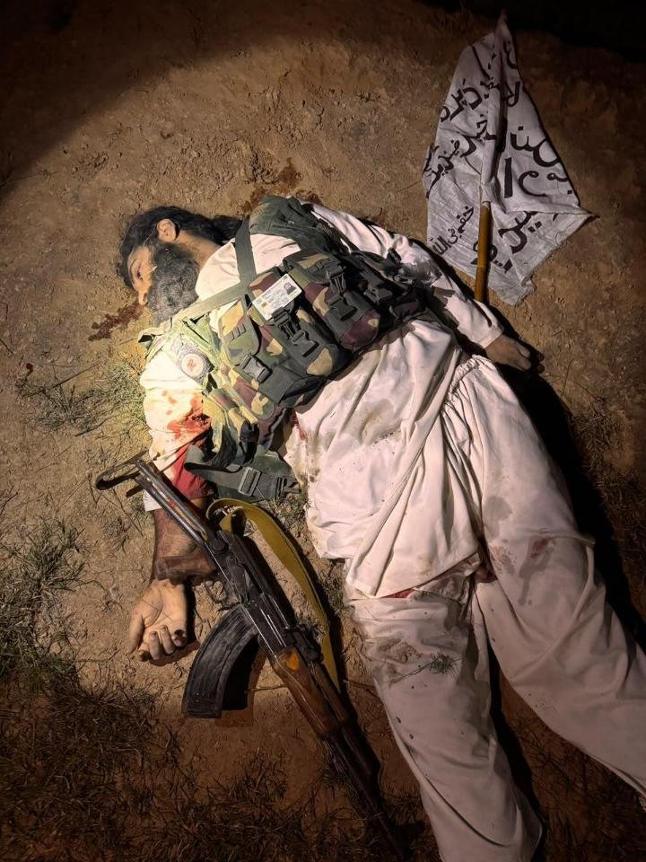 intelgun1's tweet photo. Peshawar, KPK :

Security forces and CTD conducted an IBO and eliminated 5 terrorists near Akhun Baba Graveyard on Aza Khel Road.

Large Cache of Weapon and ammunition were recovered.
More visuals in comments https://t.co/pjKVnzfbcq