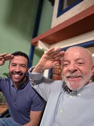 TucanoVermelho's tweet photo. Flávio e bolsonaristas não contavam com Efeito Janones e Trump não esperava que esta façanha iria contagiar a esquerda mundial. Lula e Janones na Live da Vitória. Não perca

#LiveDaVitoria
#LiveJanonesELula
#LiveDoExercitoDoLula
#DeportTheBolsonaros
#GovernadoresContraOPovo https://t.co/sm1G12nYbK