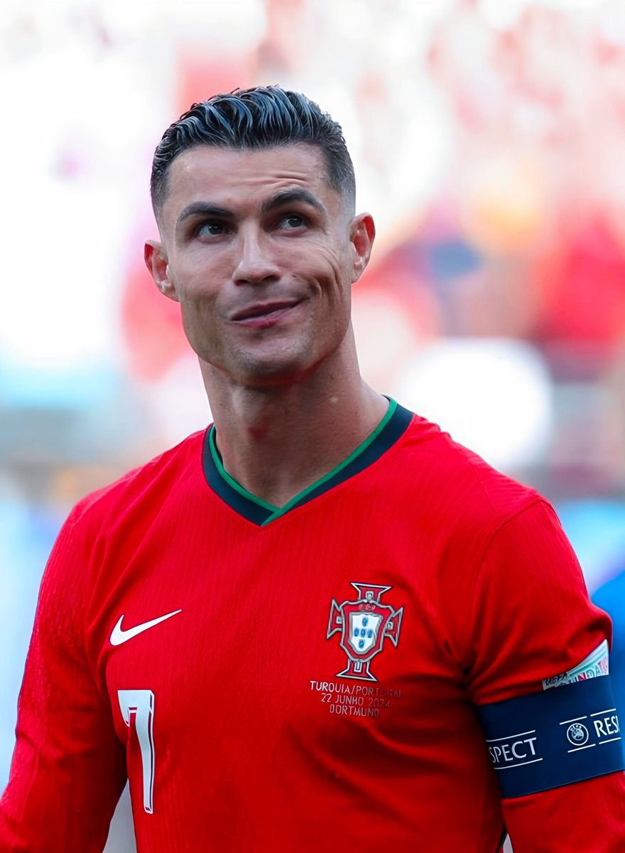 cagiago_'s tweet photo. He doesn't drink alcohol.

He doesn't drink sodas.

He doesn't smoke.

He does not use drugs.

He has zero tattoos.

He donates blood.

He makes donations to charitable organizations.

He is not racist.

He eats healthily.

He's a super athlete.

He's an entrepreneur.

He currently holds 41 Guinness World Records.

He is the only person in the world to have over 1 Billion followers across all sociala that i know about.

He's  a billionaire.

He came from humble origins and knew poverty.

He’s the B.O.A.T

Cristiano Ronaldo is the Greatest of all Time 🐐❤️