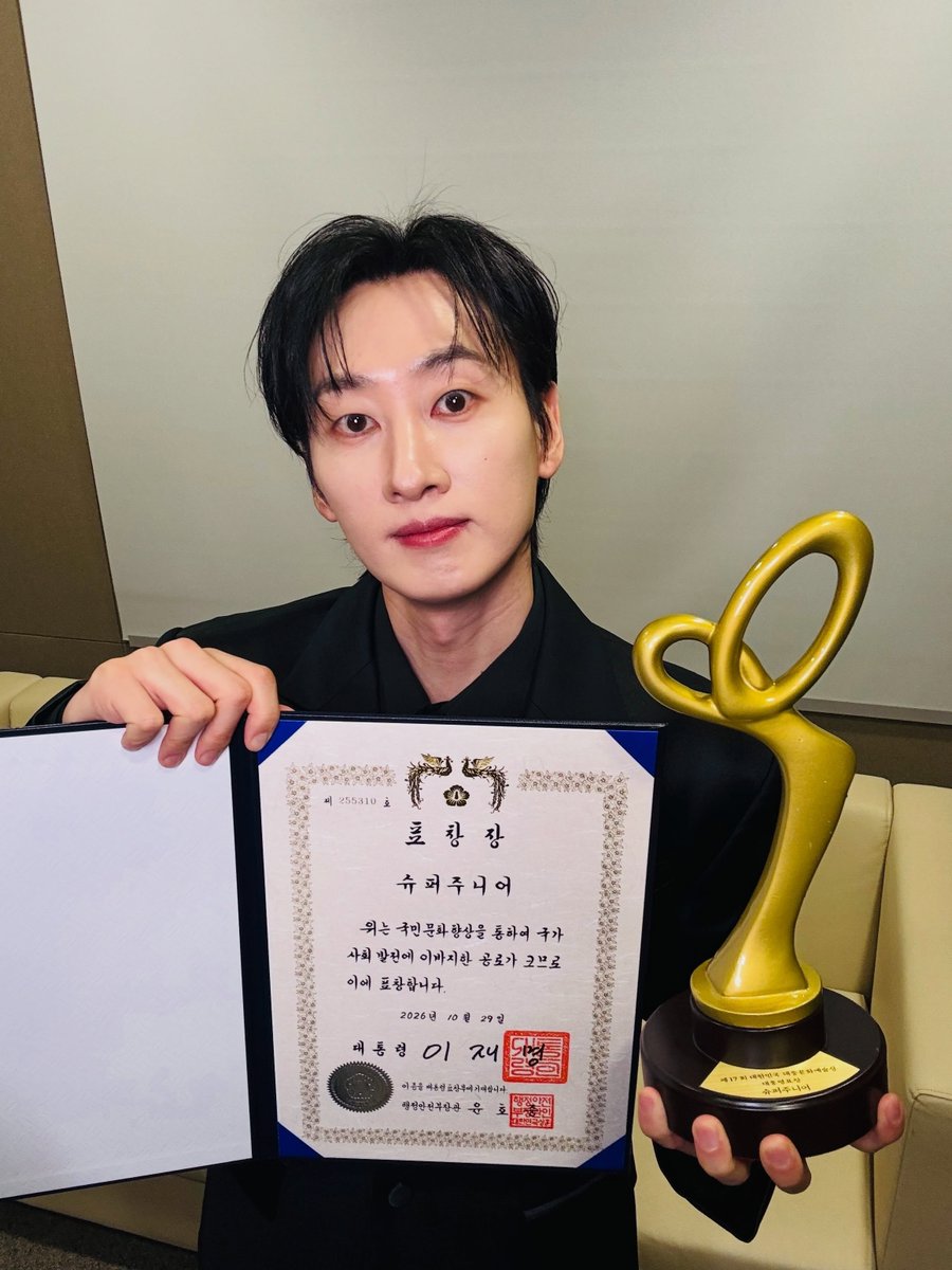 eunhyukteam's tweet photo. — 📸 #EUNHYUK via Instagram be4eunhyuk (261029)

“대통령 표창장 감사합니다🙏🏻 사랑하는 우리 엘프들에게 영광을!!!!💙😘”

Engage here: https://t.co/XkYPk6joUv

#은혁 #银赫 #ウニョク
#Team404 https://t.co/CVXB1VSL6O