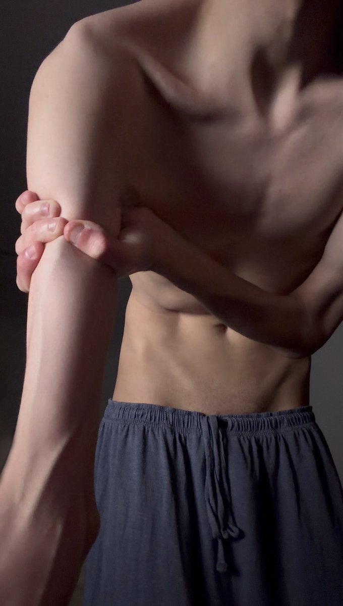 loathe4evrr's tweet photo. in my room… all alone ;-; #edtwt #edrtwt #bodycheck #thinspo #nsfwtwt https://t.co/hlT6ykqrKN