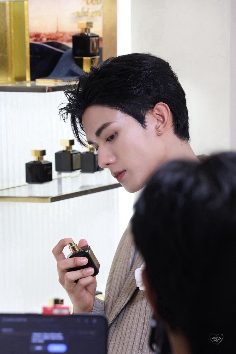 NETJJofficialTH's tweet photo. ฉีดน้ำหอมได้หล่อมากพี่เน็ต🤩

CENTRAL 79TH ANNIVERSARY WITH NET

#MaisonFrancisKurkdjianxNet 
#netsiraphop #HAPPINET https://t.co/X0yGxYQMV4
