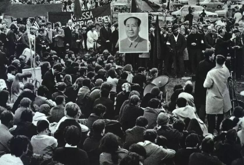yyxzzins's tweet photo. @Camille69007 French Youth hold a banner of Chairman Mao during the 'May storm' in 1968 which brought together Youth, student and million of workers across France to protest against the government of Charles De Gaulle. https://t.co/bW8khpg7Io