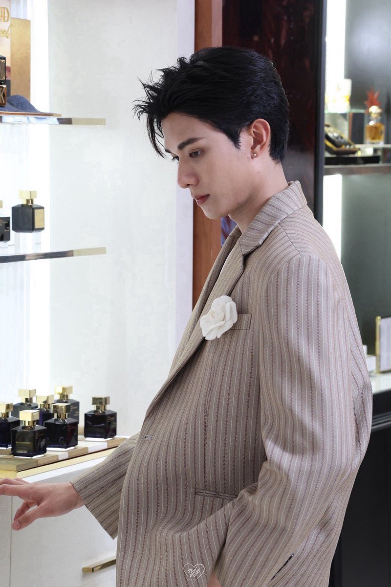 NETJJofficialTH's tweet photo. ทำดีๆพี่เน็ต มันจะหล่อเกินนะ🤣

CENTRAL 79TH ANNIVERSARY WITH NET

#MaisonFrancisKurkdjianxNet 
#netsiraphop #HAPPINET https://t.co/a3AyLwfklq