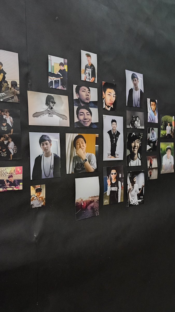 iluvjikooks's tweet photo. essa exposição está ABSURDA.
NAMJOON SEUS FÃS TE AMAM MUITO https://t.co/8EdyWxb9IS