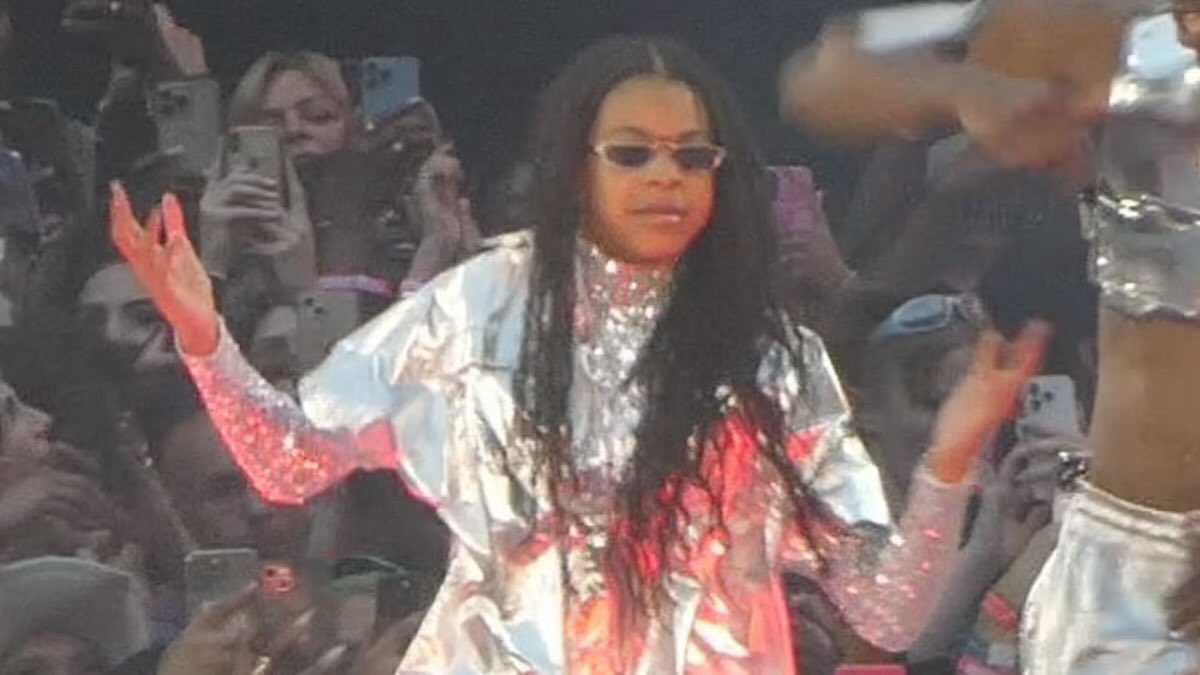 offnevarbe's tweet photo. Beyonce, 13 yaşındaki kızını çoklu estetik operasyonlarla kendine benzetmeyi başarmış.
çocuk 12 yaşına kadar babasının kopyasıydı. https://t.co/X3rwhjdzdx