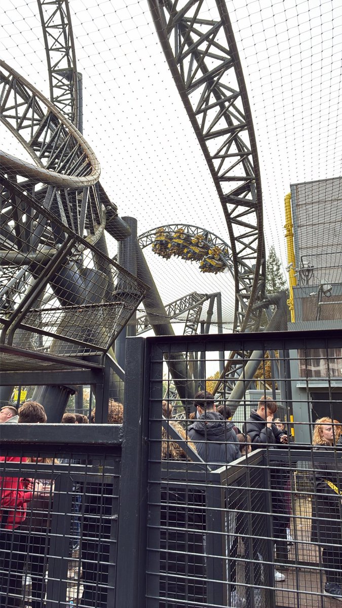 joshmcfccc's tweet photo. smiler at alton towers - taking the piss with a 130 minute queue https://t.co/Fv8pLB1bAu