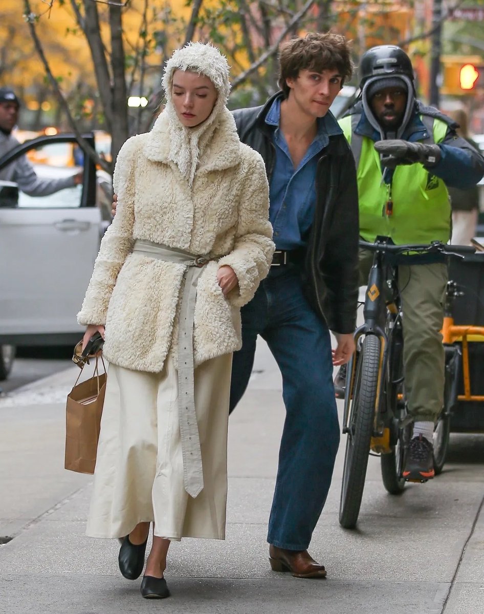 Hollywoodladyy's tweet photo. Anya Taylor-Joy and her husband Malcolm McRae walk together in Manhattan New York City. https://t.co/1amxaYM7W7