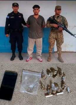 NoticieroSLV's tweet photo. En San Luis La Herradura, La Paz Centro, la @PNCSV capturó a Nelson Alfredo Palma Orellana, de 25 años, con varias porciones de marihuana tras ser intervenido junto a elementos de la @FUERZARMADASV en la colonia Bella Mar 2, del barrio Guadalupe.  

Este sujeto será remitido por el delito de posesión y tenencia de drogas.