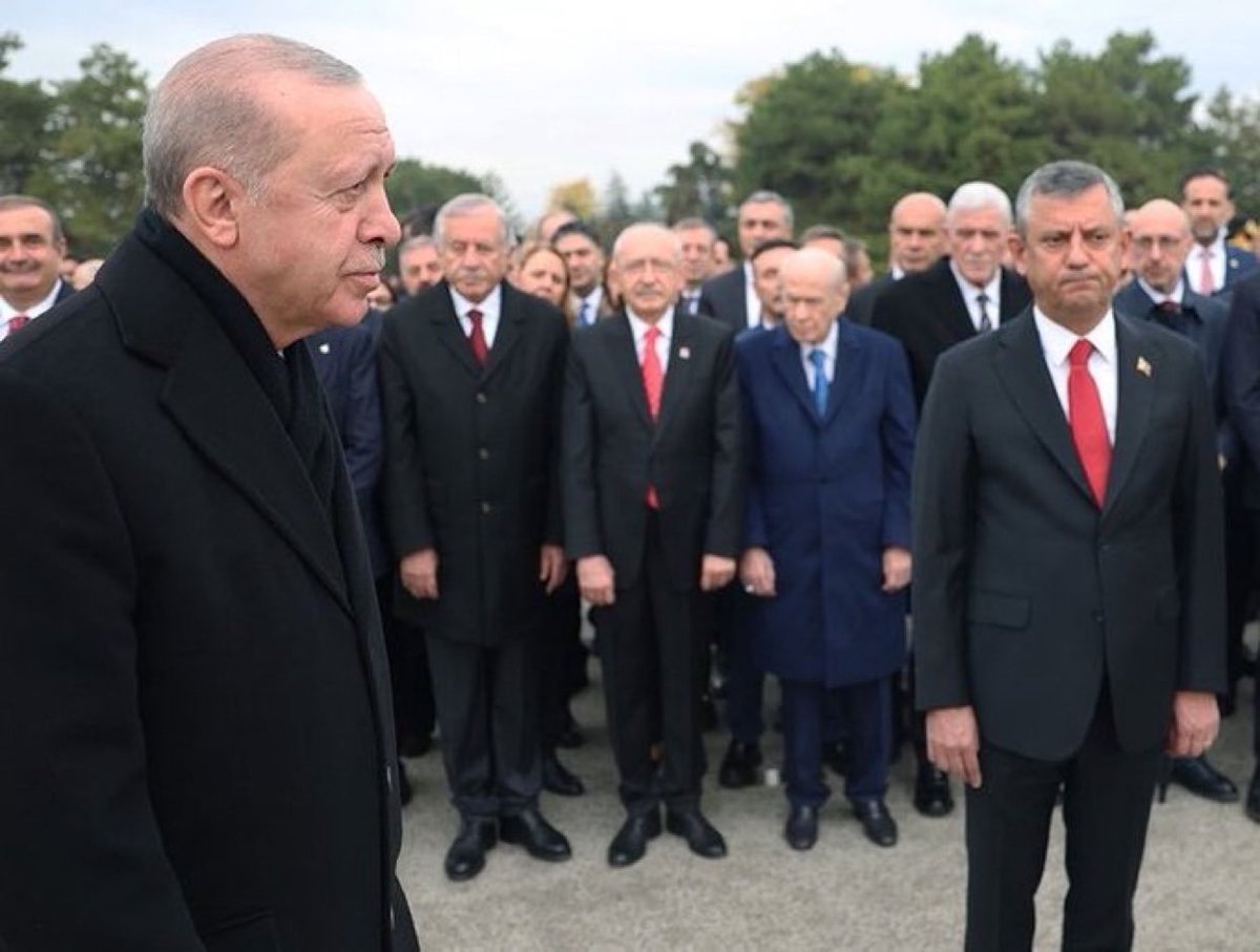 Kilicdaroglu_x's tweet photo. Kılıçdaroğlu’nu görünce ergen triplerine giren Özgür Özel! Liderlik makamı ağır gelir; olgunluk olmayınca siyaset çocuklaşır! https://t.co/BKZshgJ4U9