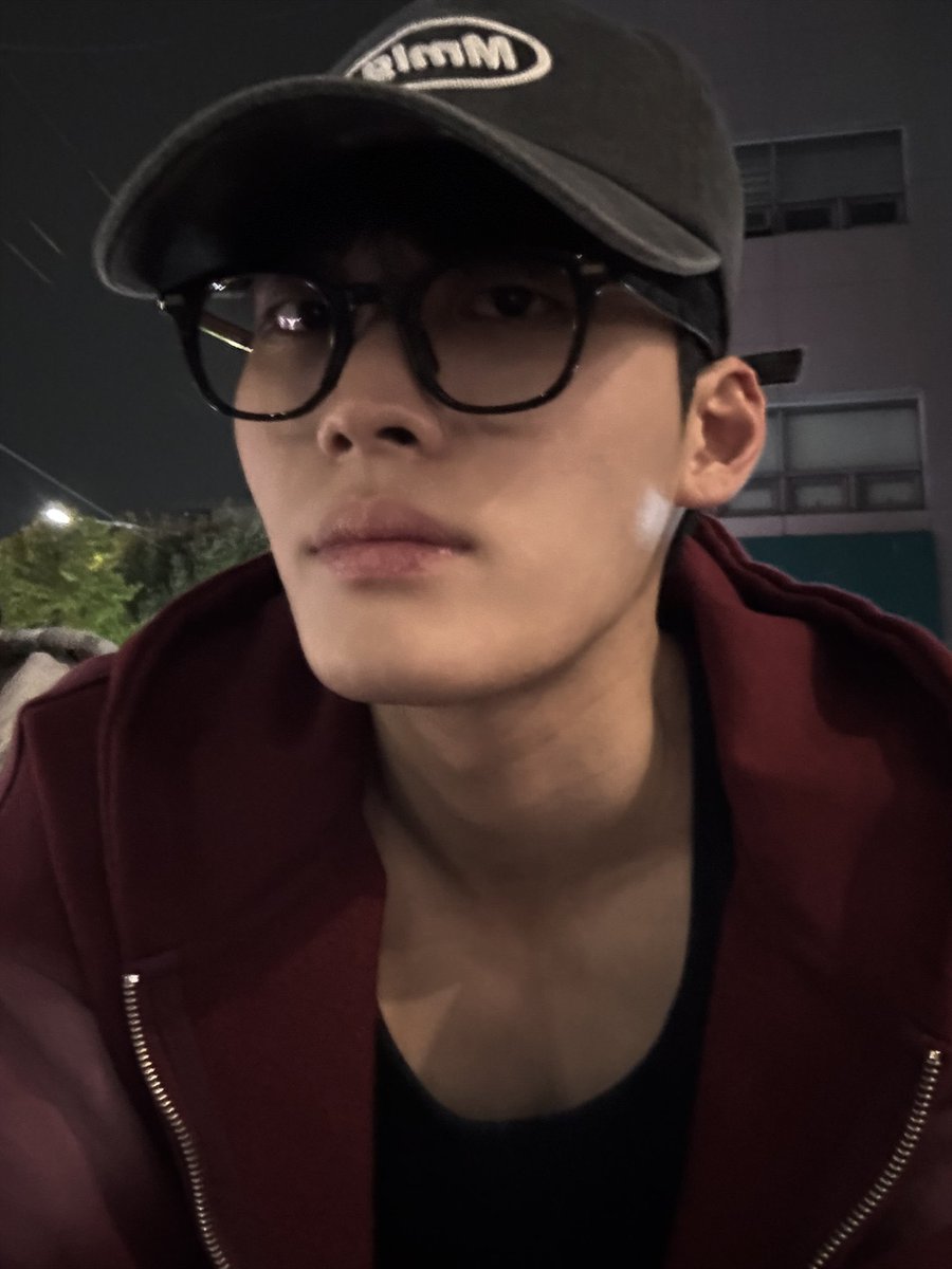 foolpeg's tweet photo. having very deep thoughts imagining hyunjae as a university student 💭 

#하정훈 #boywithcaution #소년주의 https://t.co/NElnocdZiN