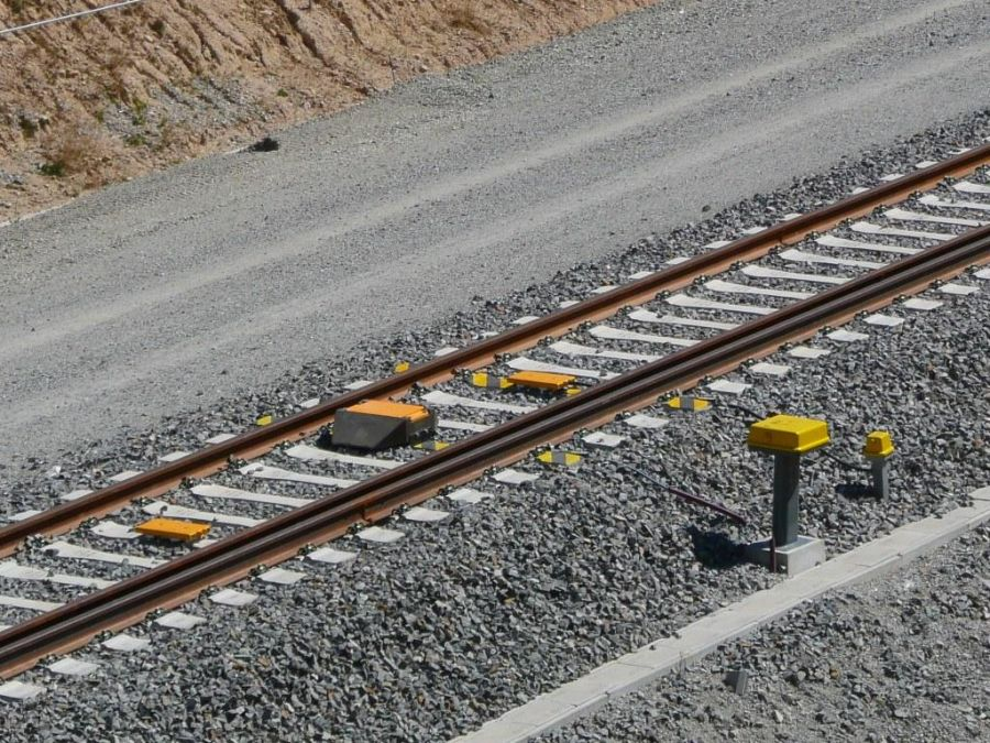ross64x's tweet photo. https://t.co/FyzcVyKM9n

Dos detalles sobre el accidente de Urda. Solo dos. 

A las 8:41, la maquinista del "Iryo" llamó a Atocha. Había sufrido una perdida de transmisión circulando en BFL, y estaba detenida ante la señal de entrada de Urda. 

Desde el centro de control: desconecte y vuelva a conectar. Y reanude con marcha normal.

Lo intentó.

8:48 Llama a Atocha:  El tren no le deja reiniciar el sistema.

Desde Atocha dan por recibido el mensaje y le responden que vuelva a intentarlo y si no lo consigue que vuelva a llamar.

Así que se quedó donde estaba. Parada.

8:53-8:54, A la altura del punto kilométrico 118, el AVE embiste por detrás al Iryo, dejando 69 fallecidos.

Segundo detalle:

Quedaba el ASFA, la última red. Es un sistema de balizas que avisa al maquinista y frena el tren si rebasa una señal de parada. 

Pero el ASFA no ve trenes, ve señales. 

Si entre el AVE y el "Iryo" no había ninguna señal en rojo que saltarse, el sistema no tenía nada que corregir. 

Es un vigilante impecable para un problema que no era el que había, el LZB estaba caido.

Me da la impresión que esta situación pasaba mucho mas a menudo de lo que se nos dirá, y esta vez en un margen de 12 minutos el "Iryo" sufrió una perdida de transmisión circulando en BFL y se quedó bloqueado.

¿Porque en el centro de Atocha no ordenaron parar al Ave de Renfe?

Yo solo puedo dejarlo en este punto.

Conviene recordar enero. En Adamuz, los últimos coches de otro "Iryo" descarrilaron e invadieron la vía contigua, no habría pasado nada si no fuera que ocurrió justo cuando pasaba un Alvia en sentido contrario a 200 km /h. 

Murieron 46 personas. 

????????????

Hasta ese día, la alta velocidad española llevaba más de tres décadas sin un accidente de estas magnitudes. 

Desde entonces, en nueve meses, ha tenido dos.

Y hay que analizar estos dos eventos, 

Hablamos de unos 4.000 kilómetros de vías altamente tecnificadas , la red más extensa de Europa. 

Por ella pasan cientos de trenes al día, de más de 400 toneladas, a entre 200 y 300 km/h. 

La lectura fácil ya está escrita: faltan inversiones, todo es una mierda, somos un país de chapuza. 

Hay dos lecturas, una aquí no la puedo expresar, la otra hay un gremio que no sale en las tertulias y que, sin embargo, son especialistas en cuantificar estos eventos. 

Los tipos de los seguros, no le interesan los culpables ni los titulares. 

Le interesan dos números, cada cuánto pasa algo y cuánto cuesta cuando pasa. 

Durante más de treinta años, la alta velocidad española fue un cliente ideal: muchísimos trenes, muchísimos kilómetros y ningún siniestro grave. 

Dos accidentes en nueve meses no bastan para declarar que el sistema está podrido, porque ellos analizan las causas de los eventos y si se pueden repetir. 

Pero tampoco se archivan como mala suerte, porque ellos trabajan con métodos y criterios cientificos. 

Y lo primero que hará cualquier analista de riesgos es separar los dos casos. 

Si Adamuz y Urda comparten causa, sea mantenimiento, procedimientos o presión sobre el sistema, si son solo dos desgracias o es un patrón.

Si no la comparten, son dos fallos distintos que coincidieron en el tiempo, algo que también ocurre. 

En ambos casos, las preguntas correctas son:

 ¿cuántas veces estuvo a punto de pasar y no pasó? 

Los accidentes son la punta visible. 

Lo que de verdad dice cómo está un sistema son los sustos que nunca llegan a ser noticia.

Eso si que es relevante, insisto analicemos correctamente los dos eventos y lo que implican.