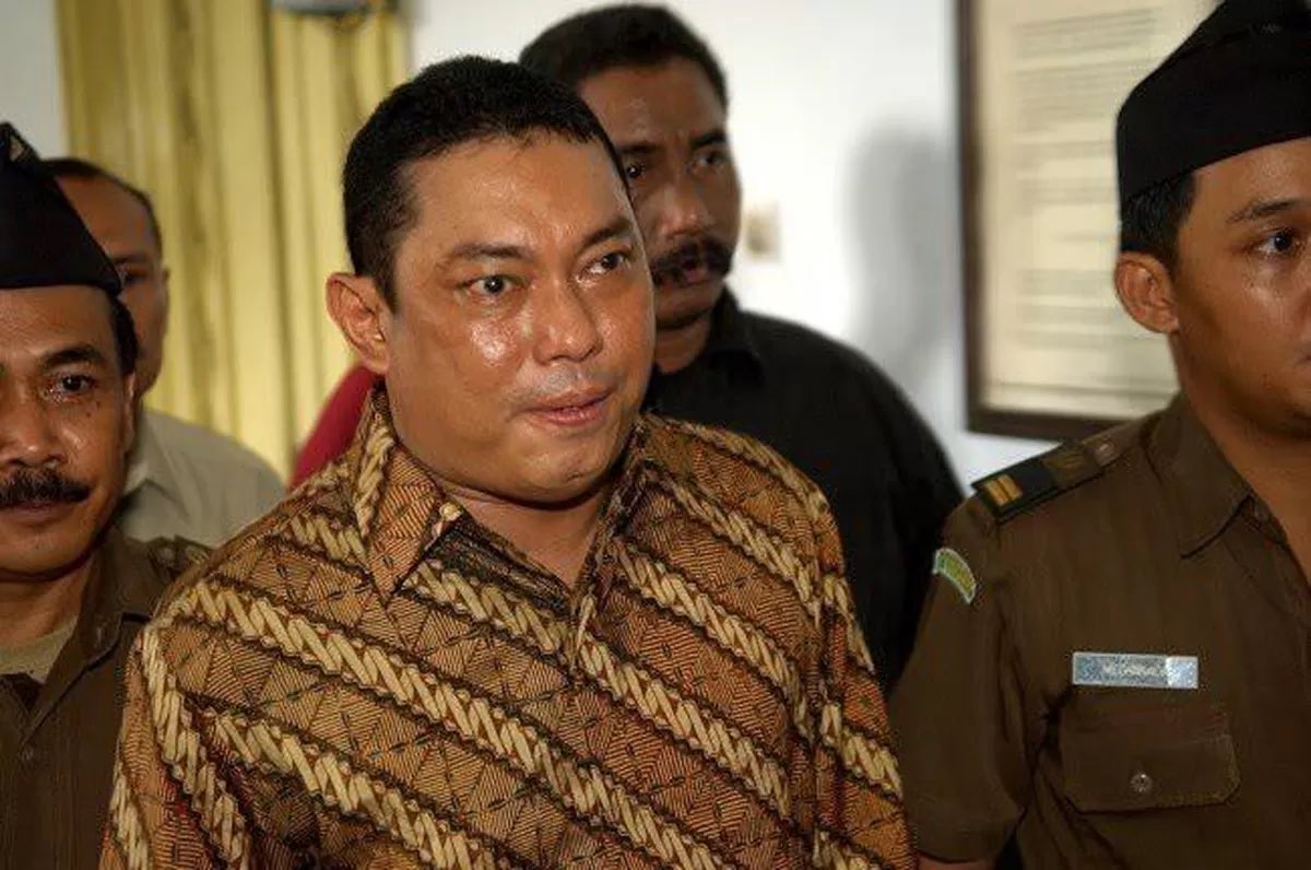 txtdri's tweet photo. Background keluarganya suaminya Dian Sastro GG banget. DARKNYA NGEDARKK BANGETTT 🤔

Kakek suaminya dian: tokoh penting era Orde Baru sekaligus mantan Direktur Utama Pertamina, Letjen TNI (Purn) Ibnu Sutowo.
- hampir bikin indonesia bangkrut
- bikin pertamina kelilit utang.

Sedangkan bapak mertuanya dian:
- Kasus Penembakan Pelayan Fluid Club (2005)
- Perusakan Rumah oleh Vika Dewayani / Florence (2013)
- Kasus Sengketa Tanah Hotel Hilton / Sultan (2006)
- Pemeriksaan Kasus Korupsi PT Garuda Indonesia (2018)