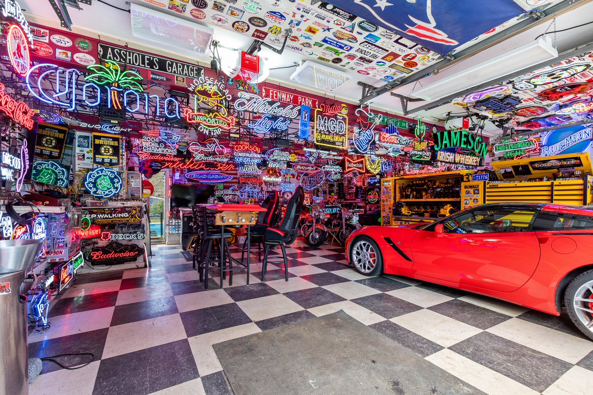 zillowgonewild's tweet photo. I really need to know how they have all these neon lights plugged in? https://t.co/QJGMw3dq19