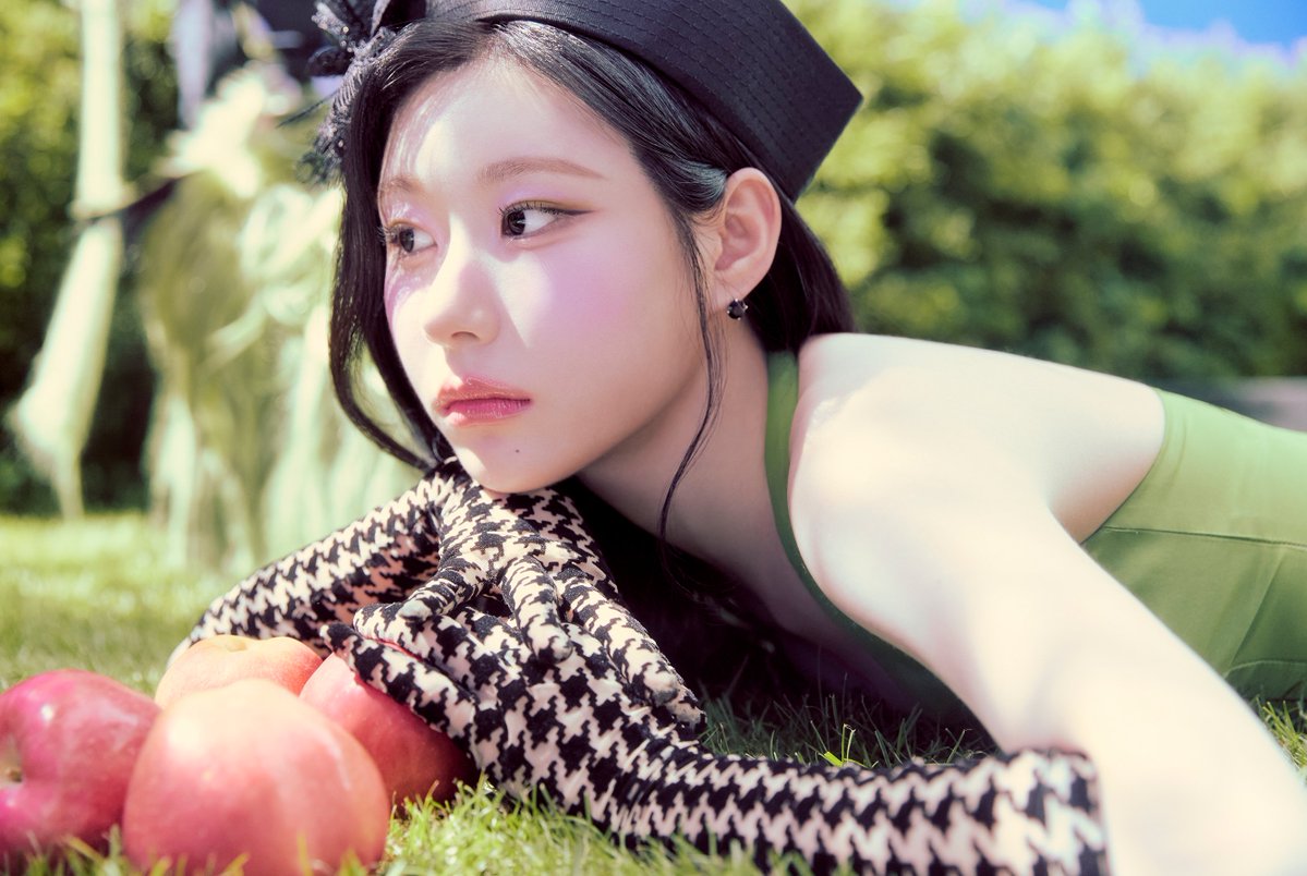 kchartsmaster's tweet photo. CHAERYEONG drops concept photos for 'Lovesick.' https://t.co/IQt0QSUxBK