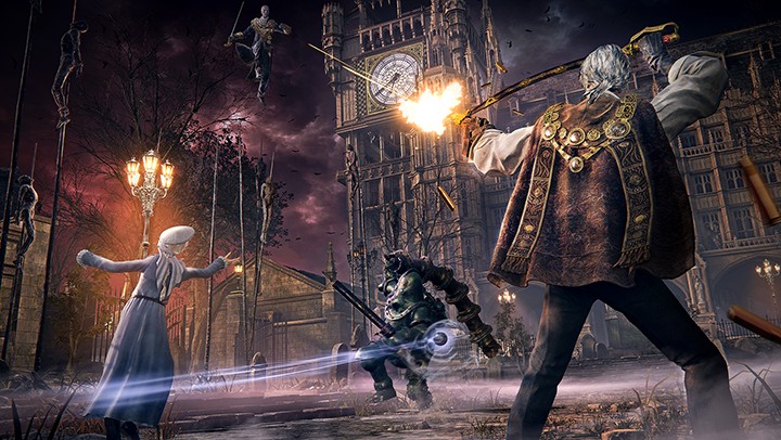 userHandle's tweet photo. 《The Duskbloods》延至 2027 年：FromSoftware 要把最後的戰鬥規則與平衡再磨細

等待 Nintendo Switch 2 獨占新作《The Duskbloods》的玩家，還得再等一段時間。FromSoftware 宣布將上市檔期移至 2027 年；團隊表示開發已進入最終調整階段，但仍需要時間完善戰鬥系統、遊戲規則與整體平衡。

《The Duskbloods》由宮崎英高擔任遊戲總監，2025 年 4 月首度公開。這是 FromSoftware 為 Nintendo Switch 2 製作的 PvPvE 多人動作遊戲，最多可讓 8 名玩家同場戰鬥。玩家扮演擁有特殊血之力量的「黃昏血族」，在同時有敵人與其他玩家出沒的戰場中爭奪「初始之血」。

團隊提到，先前網路測試顯示玩家對核心玩法有高度興趣；尤其 8 月測試後，不少玩家肯定本作不只可透過正面交鋒，也能採取不同策略遊玩。這也讓最後階段的規則與平衡調整格外關鍵：PvPvE 的樂趣不僅在於操作與對戰，還取決於不同戰術是否都有成立空間。

FromSoftware 已向等待上市的玩家致歉，並感謝支持。