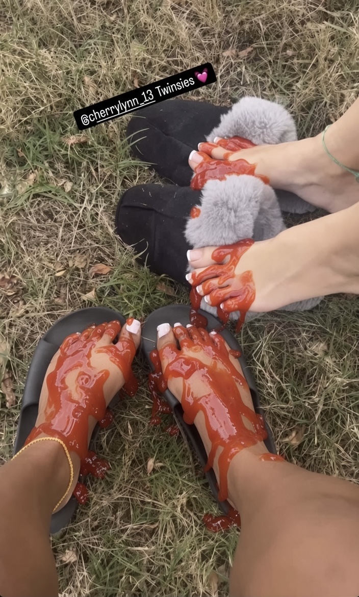 ExposeHerFeet's tweet photo. Slutty feet only look right when they’re drowning in ketchup 🥵
Thick, sticky, dripping off every toe… this is exactly how her flip-flops smell after a long day of being nasty.
Hot dog buns under those pretty little toes😩😩 https://t.co/RnDzPgfzof