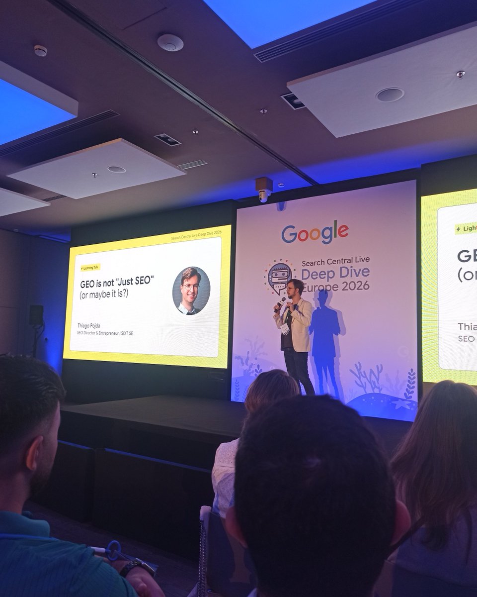 rafalabradorseo's tweet photo. #SCLDD26 Barcelona. Thiago Pojda (@tedois, SIXT): «GEO is not "Just SEO" (or maybe it is?)».
El sector convierte correlaciones en checklists: pasó con el schema y pasa con los listicles.
Un prompt en español sobre Barcelona, con el fan-out en inglés.
@googlesearchc #SEO https://t.co/7D8RxTxgi2