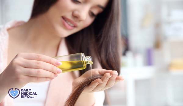 يساعد استخدام بعض الزيوت الطبيعية على تعزيز صحة الشعر ومظهره، اكتشف أفضل زيوت للشعر لتطويله وتكثيفه ولمعانه 