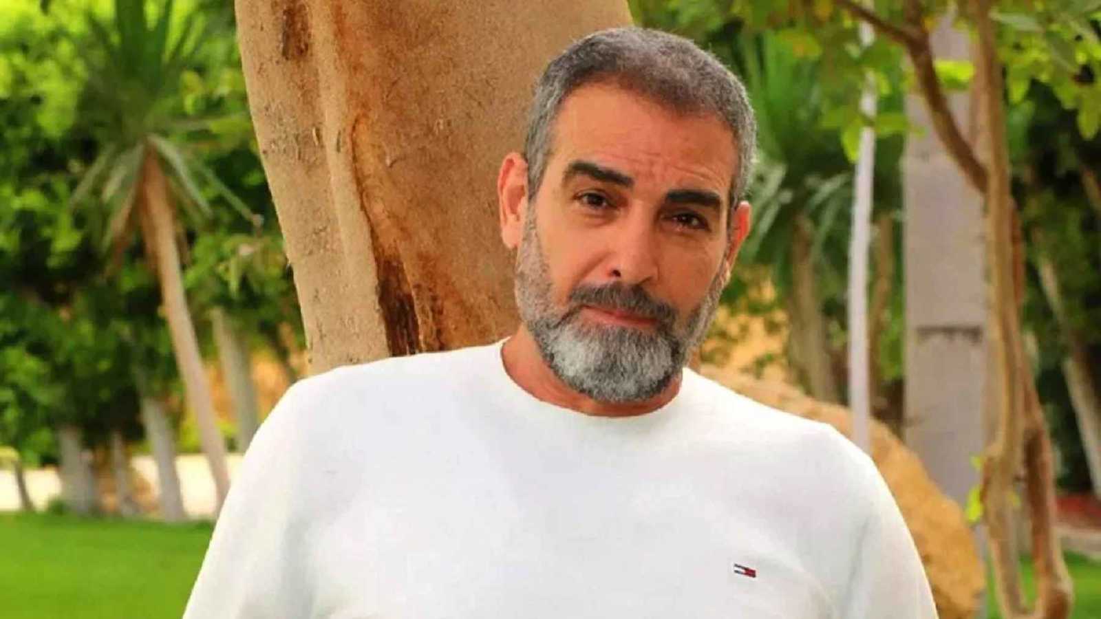 أوضح الفنان المصري أحمد عبد العزيز ملابسات الفيديو المتداول الذي أظهره في موقف يُفهم منه تجاهله لمصافحة أحد الحضور خلال مشاركته في فعالية فنية 