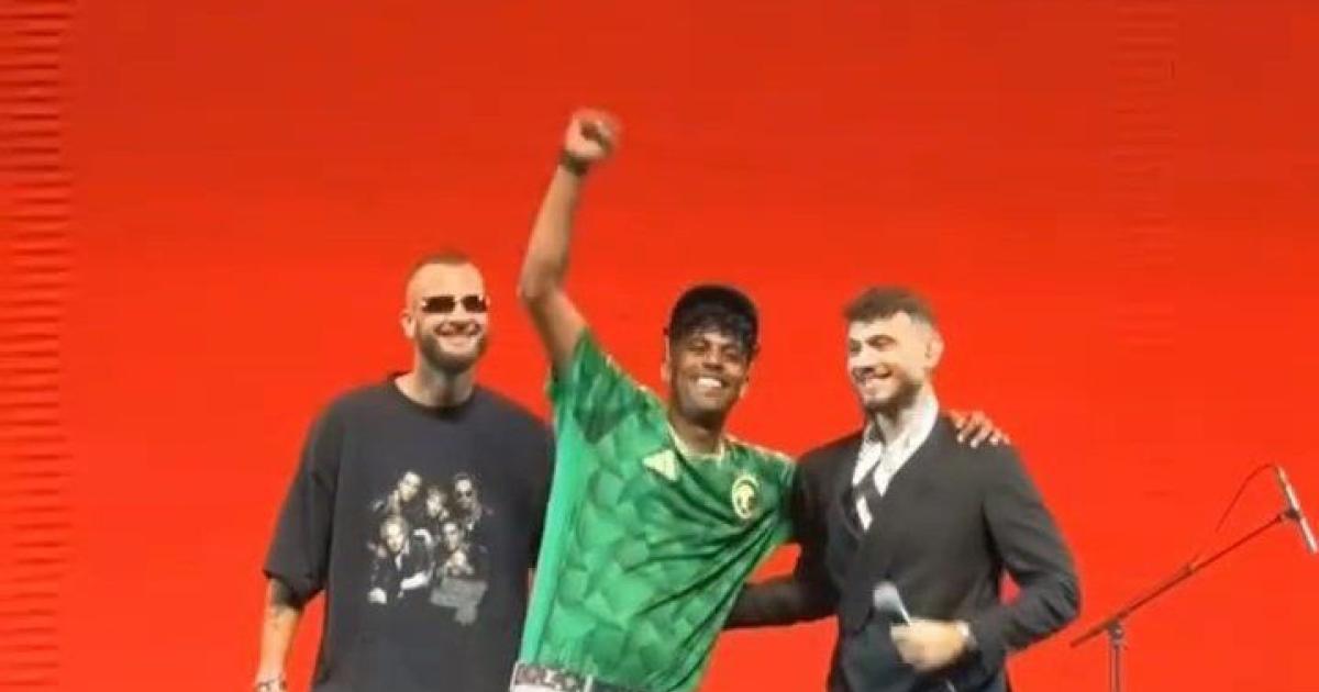 الشامي يشعل أولى حفلاته في موسم جدة ضمن ليلة فوّرها ، ويكشف عن أغنيته المرتقبة بتهون وسط تفاعل كبير من الجمهور، بمشاركة مروان موسى وعفروتو اللذين أضافا أجواء مفاجئة للحفل 