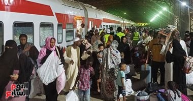 عاجل.. وصول القطار الخامس للأشقاء السودانيين إلى محطة السد العالى ب #أسوان 