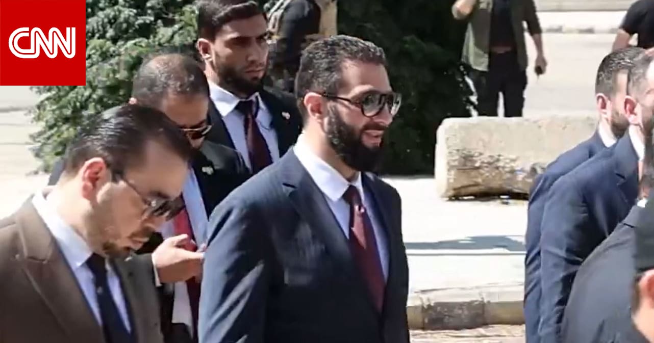 سوريا.. أحمد الشرع يشعل تفاعلًا بجملة قالها لأهالي حمص خلال زيارته للمحافظة 