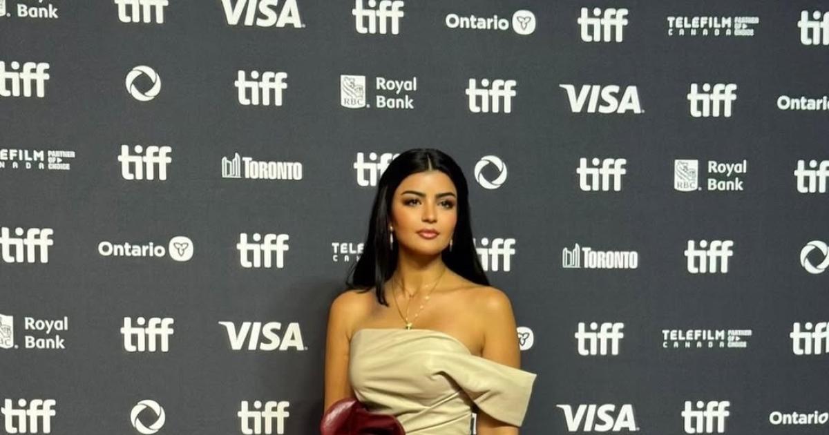 ET HIGHSTREET. ميلا الزهراني تتألق في مهرجان تورونتو السينمائي. بإطلالة جلدية أنيقة باللون البيج من مجموعة Mirrors للمصممة السعودية بلقيس القضيب، تجمع بين البساطة والتفاصيل اللافتة بأسلوب عصري راقٍ 