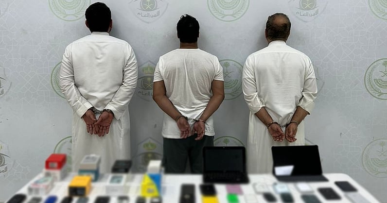 شرطة الرياض تطيح بثلاثة وافدين أنشؤوا منصات وهمية للاحتيال وتحويل الأموال للخارج. بيع مركبات غير مملوكة. استخراج تأشيرات عمل مزورة. تم إيقافهم تمهيدًا لإحالتهم للنيابة العامة 