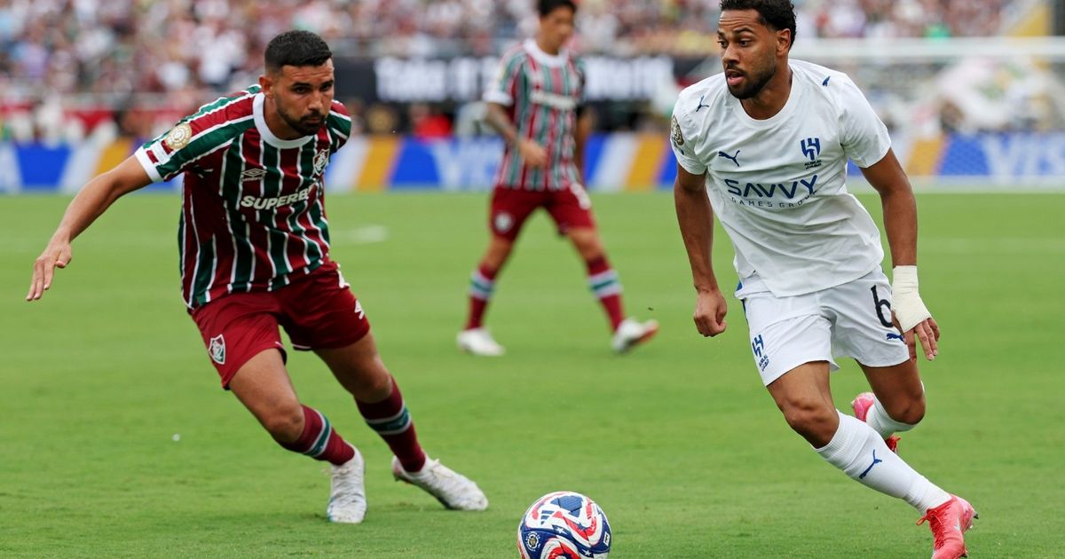 أعلن الهلال السعودي فسخ التعاقد مع الظهير الأيسر البرازيلي رينان لودي في وقت مبكر الأحد 