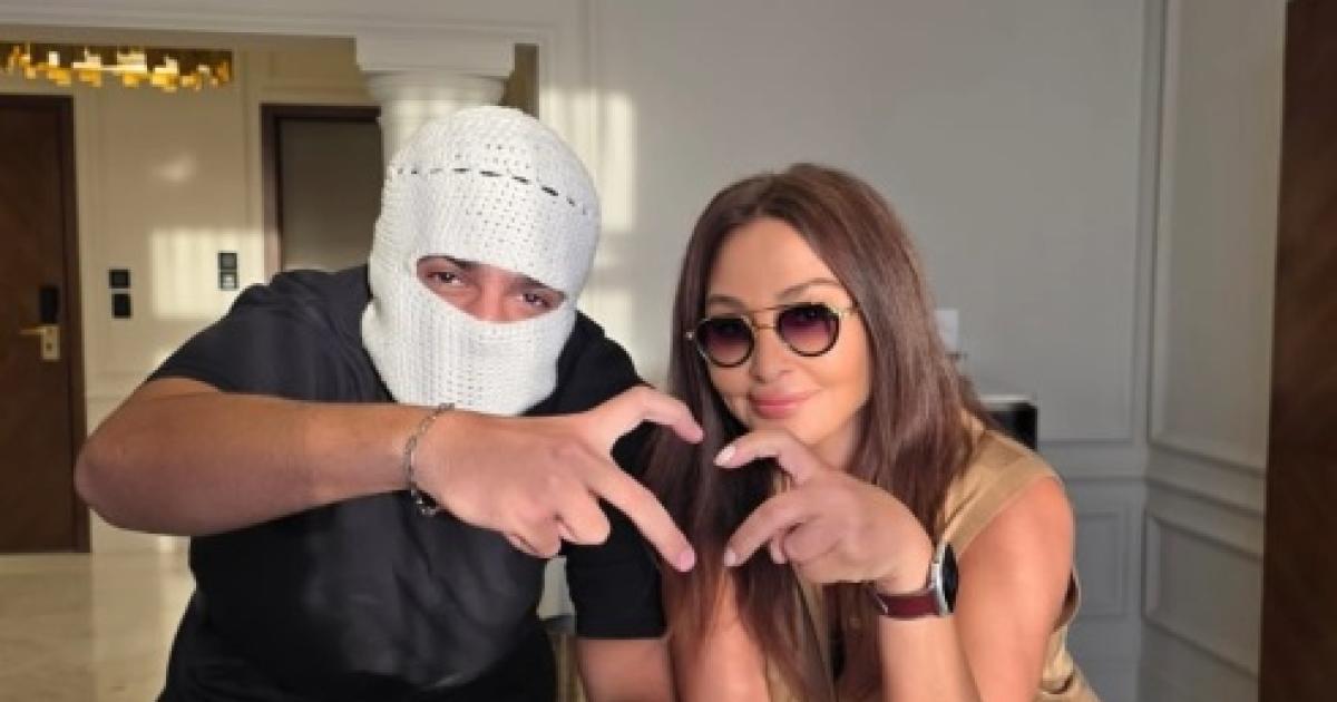 صورة جمعت تووليت مع إليسا أثارت تفاعلاً واسعاً قبل حفلها اليوم في القاهرة. والجمهور يتساءل: هل يكون تووليت مفاجأة الحفل 