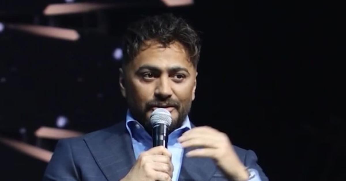 الشاعر رمضان محمد يكشف عبر ET بالعربي تفاصيل الحالة الصحية لتامر حسني بعد إصابته بكسر في القدم خضع لجلسات علاجية وغاب عن الحفلات، لكنه لم يفقد حماسه وطاقته" 