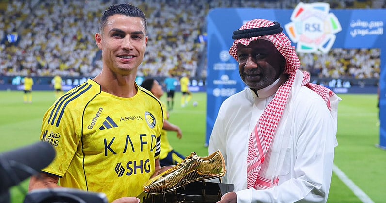 ماجد عبدالله يسلم كريستيانو رونالدو جائزة الحذاء الذهبي لموسم 2024-2025.. التكريم جاء قبل انطلاق مباراة النصر الخلود على ملعب الأول بارك.. الجائزة مقدمة من رابطة الدوري السعودي للمحترفين لهداف الموسم الماضي 